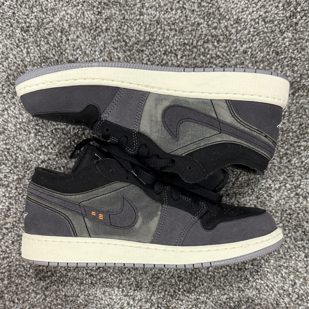 Jordan Kids Sneakers in Black and Gray